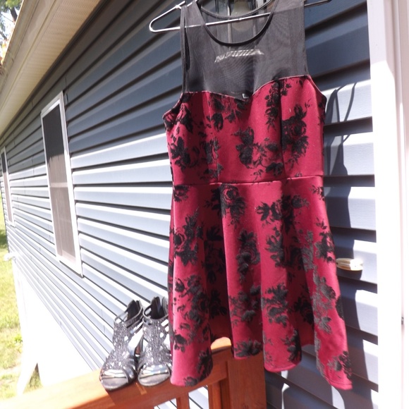 Burgundy and black fit and flare dress - Picture 8 of 8